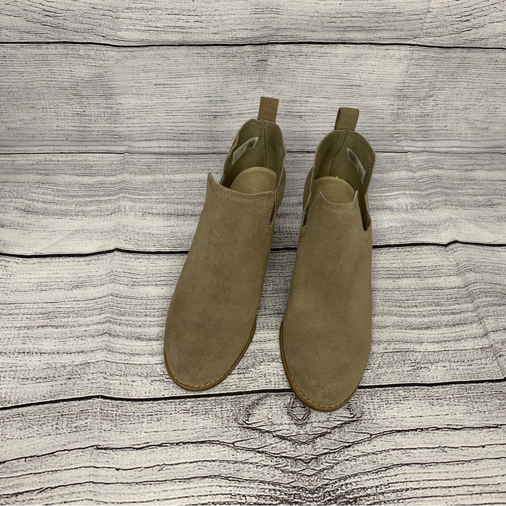 Tom’s tan suede wedge boots
